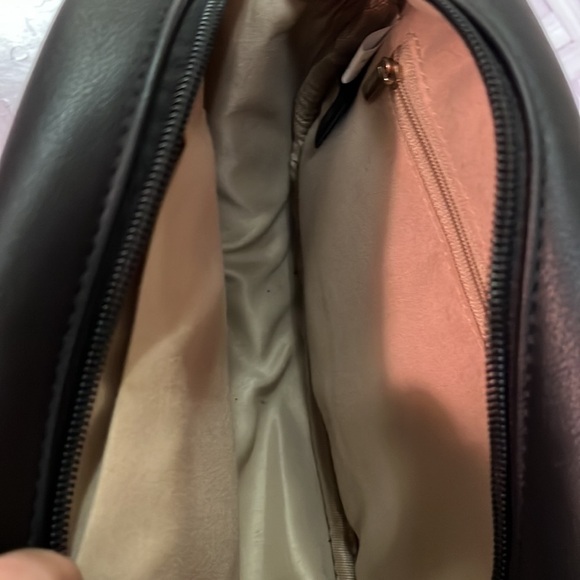 Black adjustable strap purse - 2 outer pockets, one zipper pocket inside - Picture 4 of 4